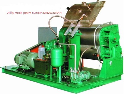 Vacuum type kneading machine